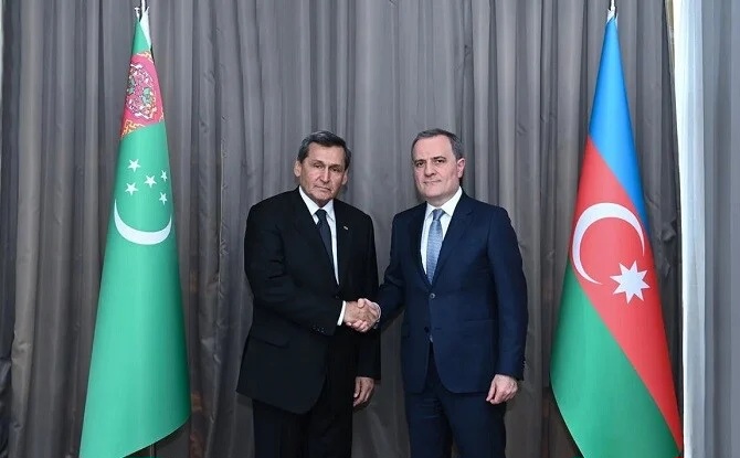 Ceyhun Bayramov Rəşid Meredovla görüşdü